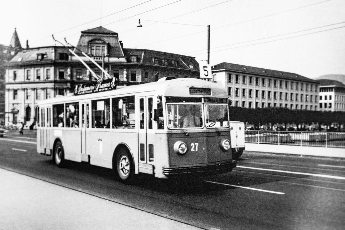 Luzern als moderne Stadt in den 1950er-Jahren. Der FBW-Trolleybus Nr. 27 auf der vierspurigen Seebrücke, die 1936 eröffnet worden war. Die modernen Gebäude in der Bahnhofstrasse waren wie der Trolleybus erst kurz zuvor gebaut worden. (Urs Strub) Luzern als moderne Stadt in den 1950er-Jahren. Der FBW-Trolleybus Nr. 27 auf der vierspurigen Seebrücke, die 1936 eröffnet worden war. Die modernen Gebäude in der Bahnhofstrasse waren wie der Trolleybus erst kurz zuvor gebaut worden. (Urs Strub)