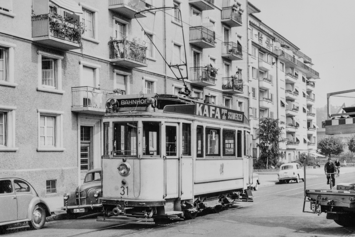 Tram in der Eschenstrasse in der Nähe des ehemaligen Tramdepots. (Archiv VBL) Tram in der Eschenstrasse in der Nähe des ehemaligen Tramdepots. (Archiv VBL)