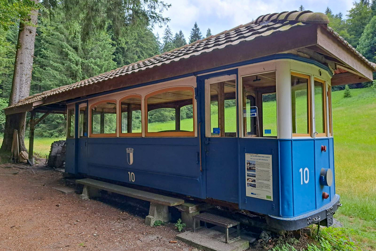 Tramstation im Chilewald, heute genutzt als Picknick-Unterstand mit Feuerstelle. Tramstation im Chilewald, heute genutzt als Picknick-Unterstand mit Feuerstelle.