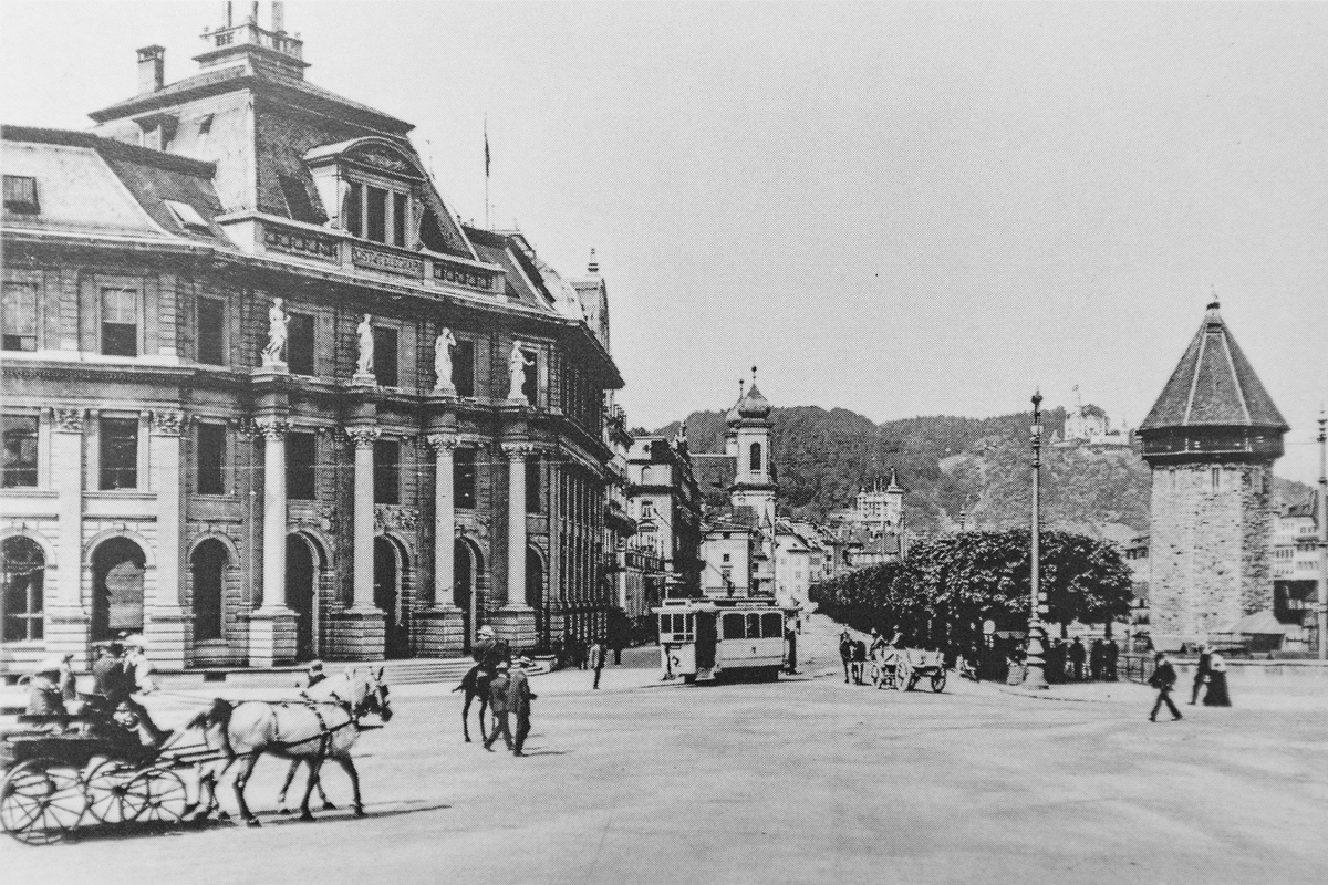 1905 vor dem Hautpost-Gebäude vor der Abfahrt Richtung Untergrund. (Archiv VBL) 1905 vor dem Hautpost-Gebäude vor der Abfahrt Richtung Untergrund. (Archiv VBL)