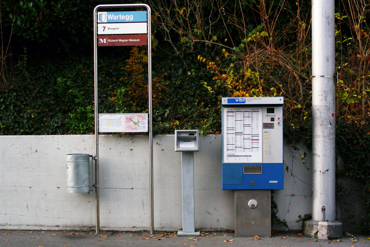Billettautomat und Entwerter bei der Haltestelle Wartegg. (Bild Sandro Flückiger) Billettautomat und Entwerter bei der Haltestelle Wartegg. (Bild Sandro Flückiger)