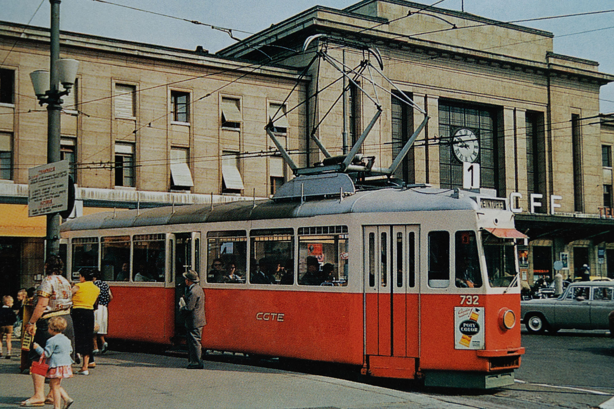 Kaum mehr als Luzerner Tram zu erkennen: Be 4/4 102 in Genf. (Foto M. Kurz / Slg. C. Berger) Kaum mehr als Luzerner Tram zu erkennen: Be 4/4 102 in Genf. (Foto M. Kurz / Slg. C. Berger)