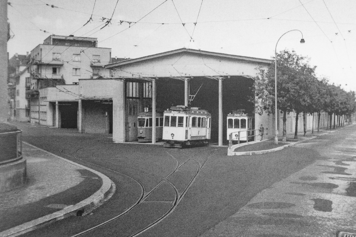 Wagenhallte an der Eschenstrasse Ende der vierziger Jahre; links Autobus- und Trolleybusgarage. Das Gebäude wird heute noch durch die Feuerwehr Stadt Luzern genutzt. (Foto Laubacher) Wagenhallte an der Eschenstrasse Ende der vierziger Jahre; links Autobus- und Trolleybusgarage. Das Gebäude wird heute noch durch die Feuerwehr Stadt Luzern genutzt. (Foto Laubacher)
