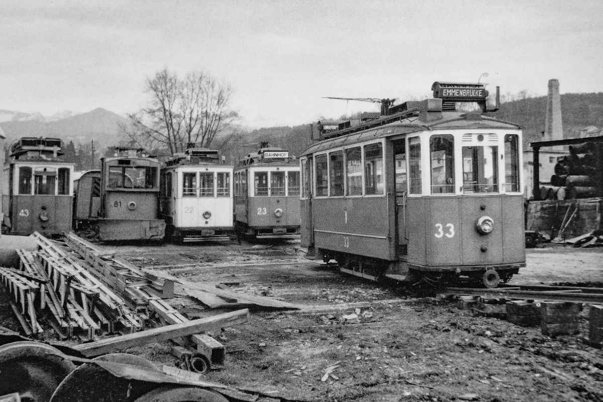Ausrangierte Trams vor deren Entsorgung durch Verbrennen; Tribschenareal Luzern im Spätherbst 1961. (Foto W. Trüb, Archiv TMZ) Ausrangierte Trams vor deren Entsorgung durch Verbrennen; Tribschenareal Luzern im Spätherbst 1961. (Foto W. Trüb, Archiv TMZ)