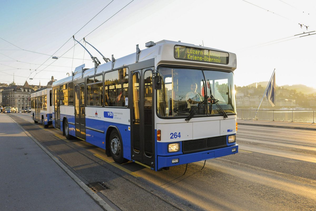 Die NAW mit Anhängerzug wurden sukzessive durch die DGTs abgelöst. Die DGT bieten rund 30% mehr Fahrgästen Platz. Die NAW mit Anhängerzug wurden sukzessive durch die DGTs abgelöst. Die DGT bieten rund 30% mehr Fahrgästen Platz.
