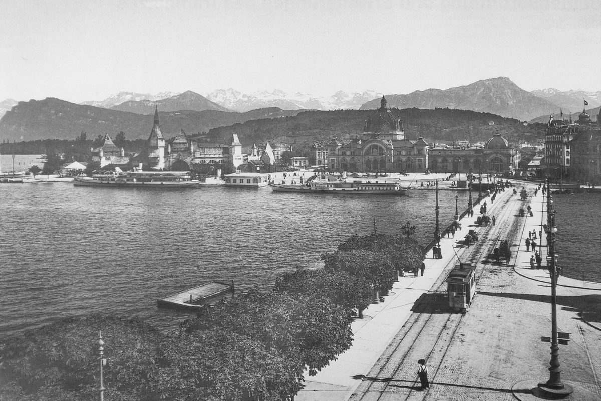 Bahnhofsplatz mit Dampfschiffen und Tram zu Beginn des 20. Jahrhunderts. (Photoglob/Slg. EAD) Bahnhofsplatz mit Dampfschiffen und Tram zu Beginn des 20. Jahrhunderts. (Photoglob/Slg. EAD)