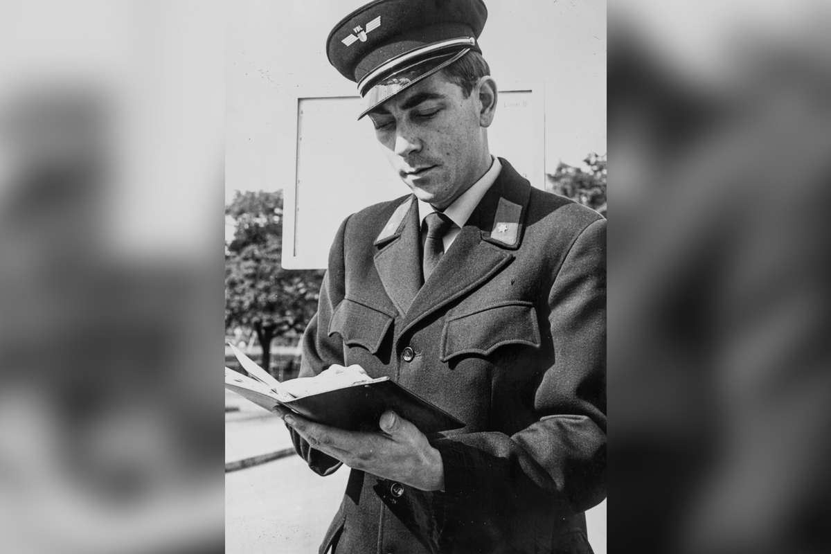 Bevor die Billettautomaten eingeführt wurden, verkauften Billetteure die Billette im Fahrzeug. Im Heft befand sich eine Billettsammlung. Erwarb jemand ein Billett, riss der Billeutteur das passende Billett aus diesem Heft. (Archiv VBL) Bevor die Billettautomaten eingeführt wurden, verkauften Billetteure die Billette im Fahrzeug. Im Heft befand sich eine Billettsammlung. Erwarb jemand ein Billett, riss der Billeutteur das passende Billett aus diesem Heft. (Archiv VBL)