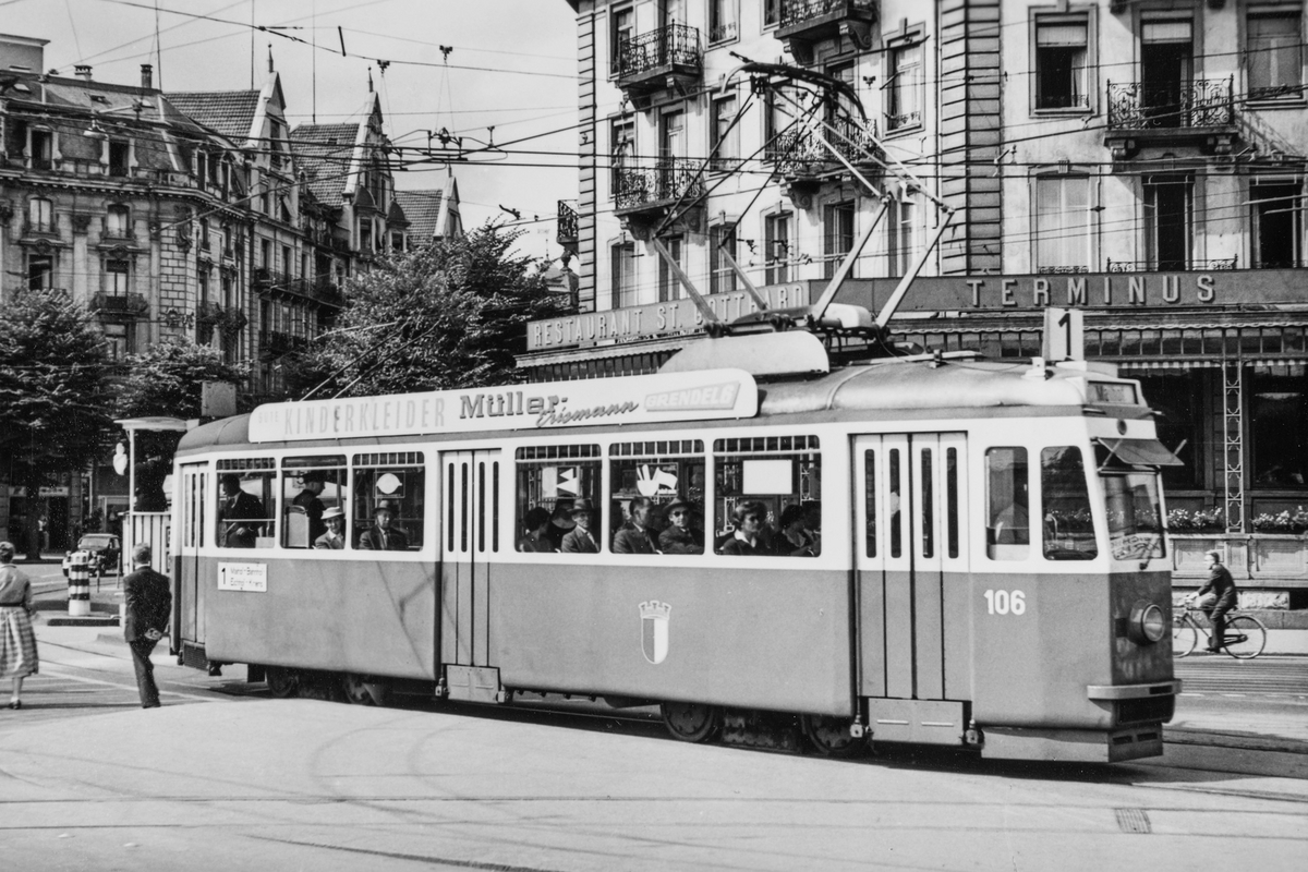 Tram der Linie 1 um 1950 am Bahnhof Luzern, im Hintergrund das ehemalige Restaurant St. Gotthard und das Hotel Monopol an der Pilatusstrasse. (Archiv VBL) Tram der Linie 1 um 1950 am Bahnhof Luzern, im Hintergrund das ehemalige Restaurant St. Gotthard und das Hotel Monopol an der Pilatusstrasse. (Archiv VBL)