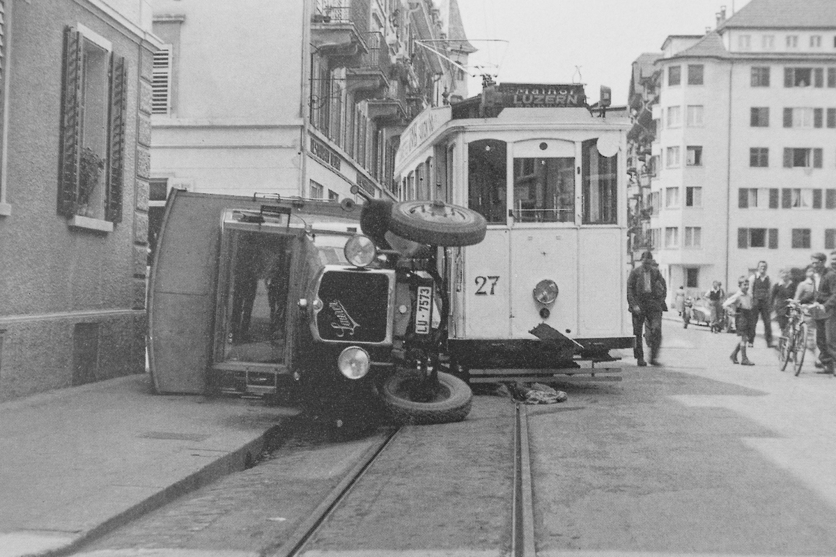 Kollision zwischen Tram und Autobus wenige Meter vor dem Depot. (Archiv VBL) Kollision zwischen Tram und Autobus wenige Meter vor dem Depot. (Archiv VBL)