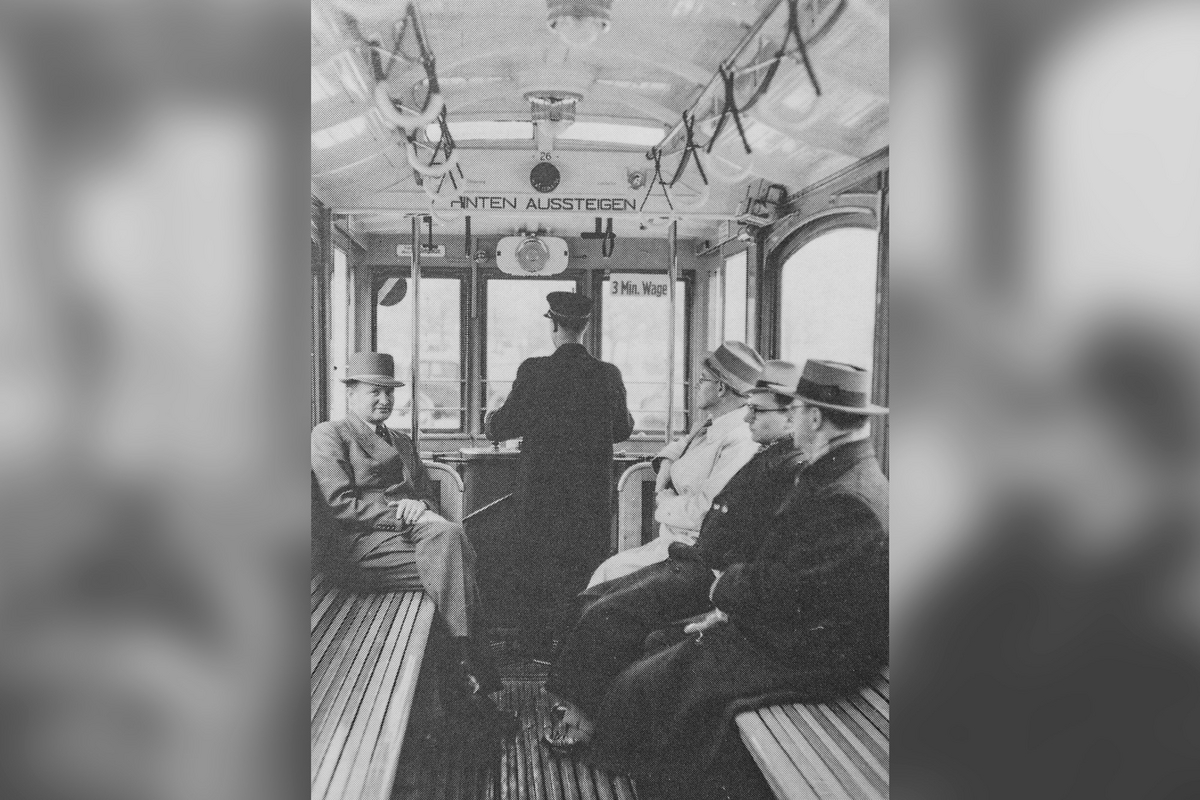 Innenaufnahme eines «Einraum-Wagen» mit Fahrgüsten und Wagenführer in den 1940er Jahren. (Archiv VBL) Innenaufnahme eines «Einraum-Wagen» mit Fahrgüsten und Wagenführer in den 1940er Jahren. (Archiv VBL)