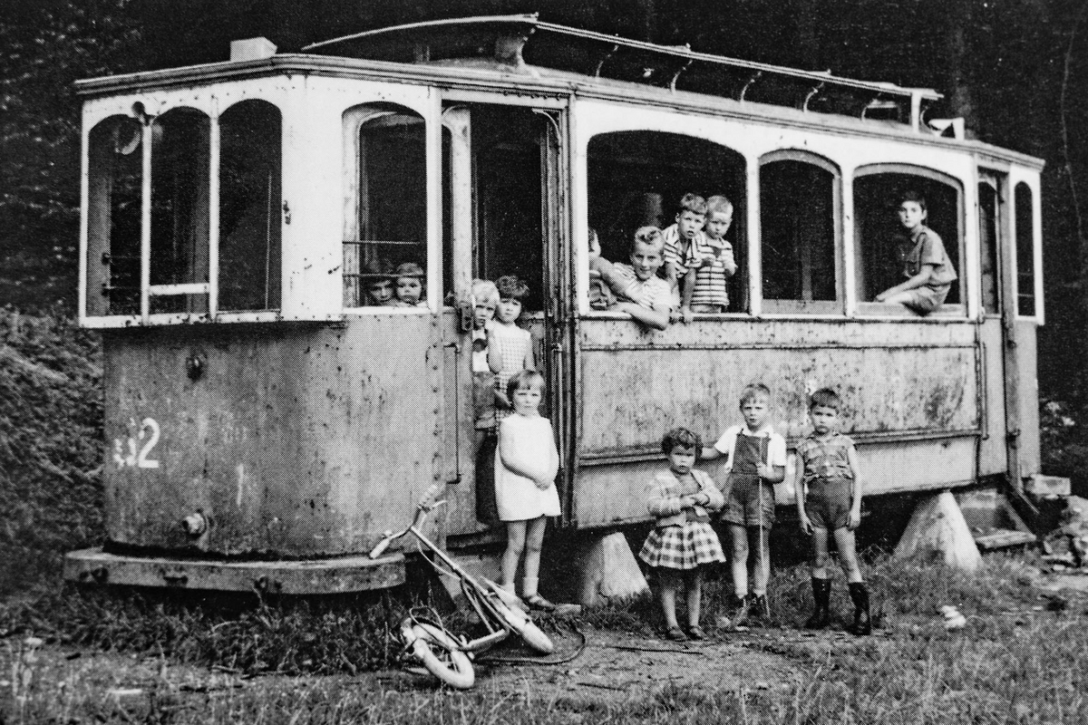 Tramwagen Ende der fünfziger Jahre als «Kletterobjekt» auf einem Kinderspielplatz. (Archiv VBL) Tramwagen Ende der fünfziger Jahre als «Kletterobjekt» auf einem Kinderspielplatz. (Archiv VBL)
