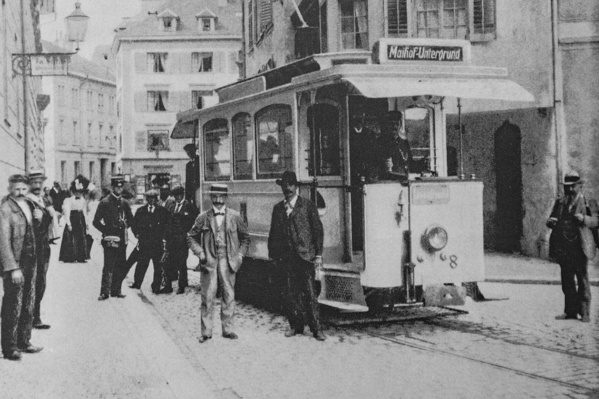 Tram um 1900 in der Bahnhofstrasse: Wagenführer, Billeteur und sonntäglich gekleidetes Volk posieren für den Fotografen. (Foto MFO) Tram um 1900 in der Bahnhofstrasse: Wagenführer, Billeteur und sonntäglich gekleidetes Volk posieren für den Fotografen. (Foto MFO)
