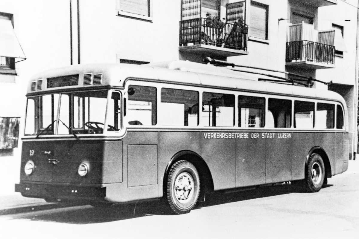 Der Trolleybus Nr. 19 mit Baujahr 1942. Das Rollband zeigt mit «6 Allmend Sportplatz» eine Einstellung an, die im Linienbetrieb nie existiert hat. (Sammlung Roly Stirnemann) Der Trolleybus Nr. 19 mit Baujahr 1942. Das Rollband zeigt mit «6 Allmend Sportplatz» eine Einstellung an, die im Linienbetrieb nie existiert hat. (Sammlung Roly Stirnemann)