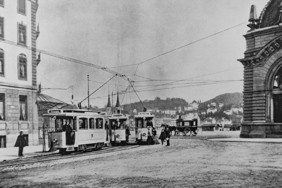 Begegnung dreier Trams auf dem Bahnhofsplatz. Die Stromabnehmer sind so an die Fahrdrähte gelegt, dass je ein Wagen Richtung Obergrund, Untergrund und Halde zur Abfahrt bereitstehen. (Foto MFO) Begegnung dreier Trams auf dem Bahnhofsplatz. Die Stromabnehmer sind so an die Fahrdrähte gelegt, dass je ein Wagen Richtung Obergrund, Untergrund und Halde zur Abfahrt bereitstehen. (Foto MFO)