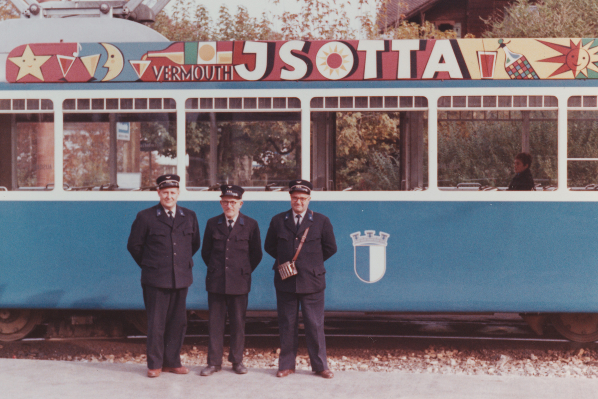 Billetteur und Wagenführer vor einem Luzerner Tram. (Archiv VBL) Billetteur und Wagenführer vor einem Luzerner Tram. (Archiv VBL)