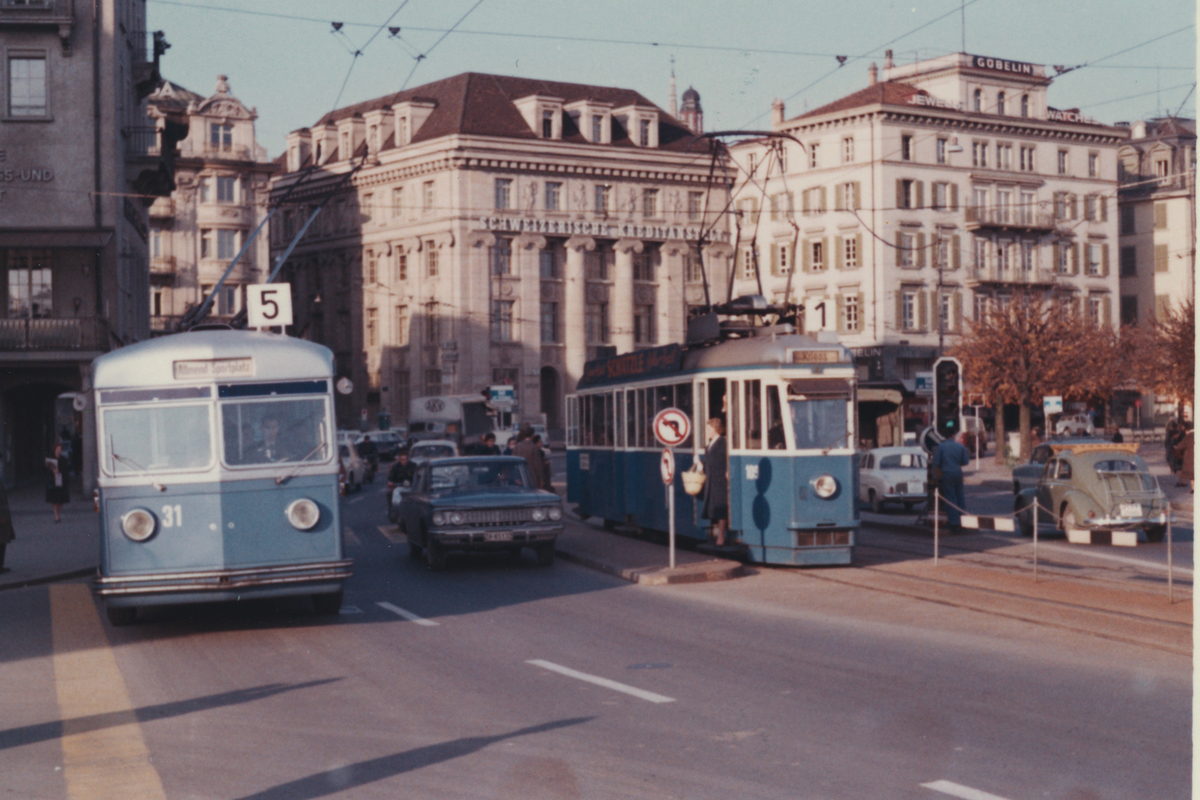 Trolleybus und Tram am Schwanenplatz (Archiv VBL) Trolleybus und Tram am Schwanenplatz (Archiv VBL)