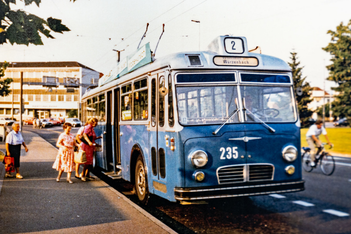 Der Seetalplatz wurde 1971 komplett umgestaltet und den erhöhten Verkehrsaufkommen angepasst. Auf einem Spätkurs lässt der Schindler-Trolleybus Nr. 235 hier im Juli 1986 Fahrgäste zusteigen. (Roly Stirnemann) Der Seetalplatz wurde 1971 komplett umgestaltet und den erhöhten Verkehrsaufkommen angepasst. Auf einem Spätkurs lässt der Schindler-Trolleybus Nr. 235 hier im Juli 1986 Fahrgäste zusteigen. (Roly Stirnemann)