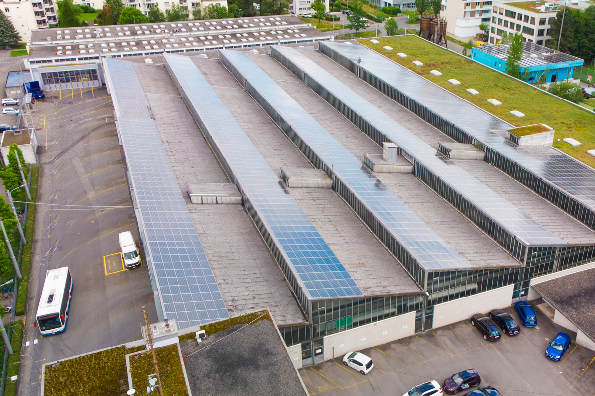 Die Solaranlage auf dem Dach des Depots Weinbergli Die Solaranlage auf dem Dach des Depots Weinbergli